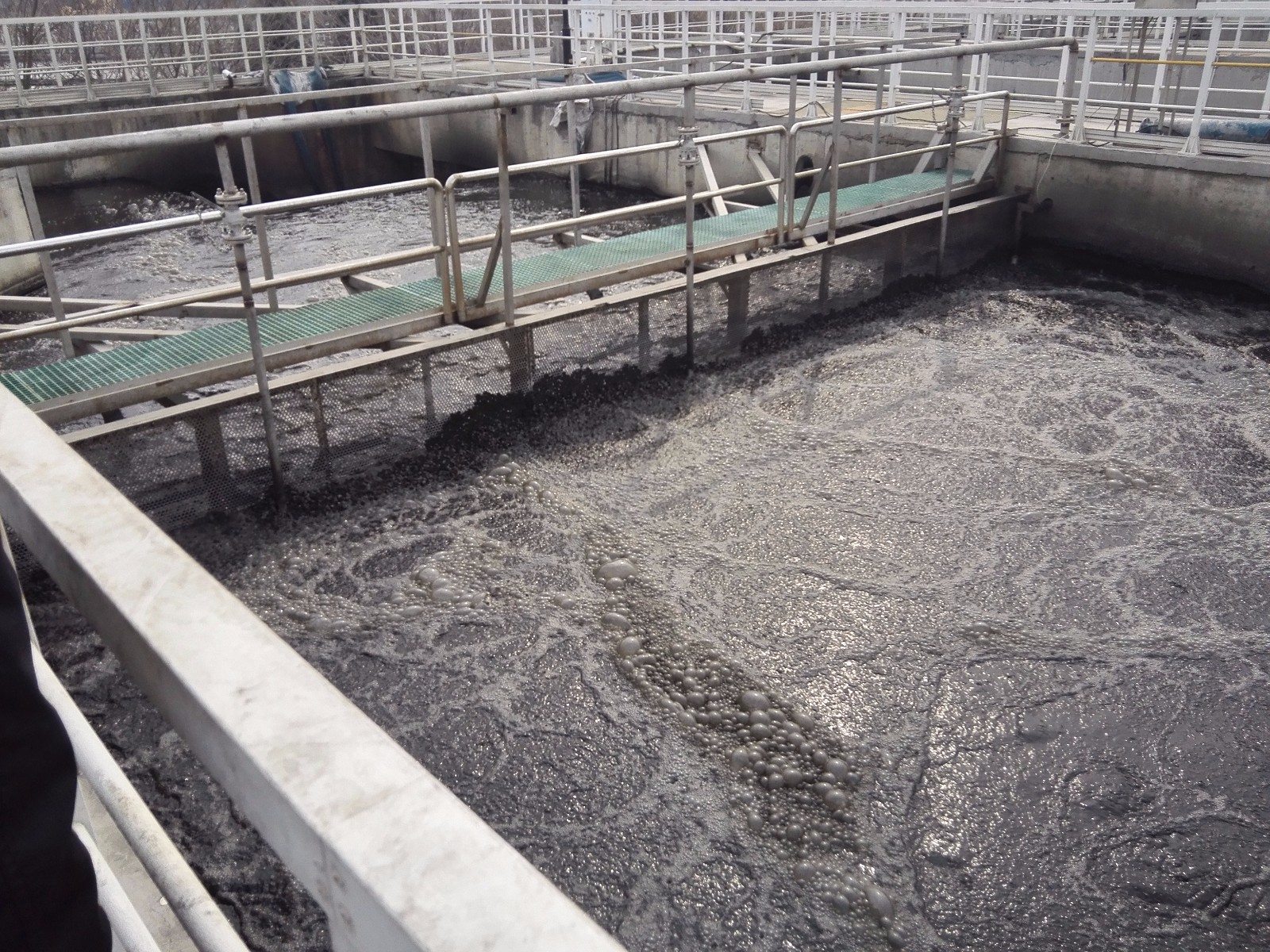 青岛城阳城区污水处理厂二期处理规模5万吨/天,于2010年开始进行一级A提标改造并投入使用。项目主要接纳白沙河北岸区域的工业和生活废水,进水水源60%为工业废水,40%为市政污水。项目原主体工艺为A2O工艺,经过改造出水稳定达到一级A排放标准。