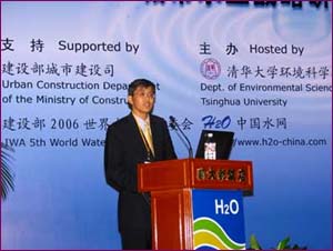 北京首创股份总经理潘文堂在2004城市水业战略研讨与技术交流会上做主题为“水务产业的资本战略--投融资、资本运营及风险控制”的发言。