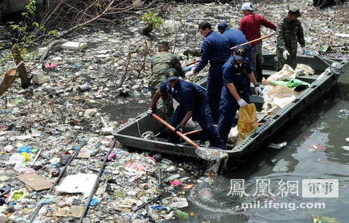 华盛顿号航母出动官兵 在马尼拉清除水上垃圾