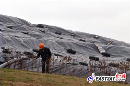 图片说明:老港四期垃圾填埋场设计填埋能力为4900吨/天,双层渗膜防止