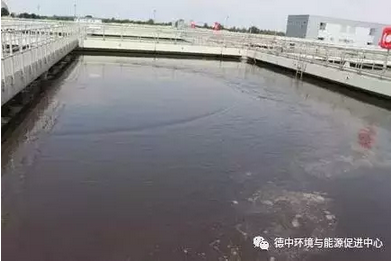 污水经长时间流动后溶解氧含量很低,在厌氧反应池中与淤泥混合.