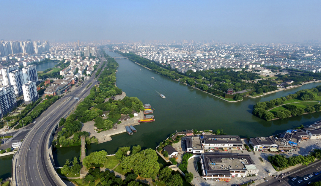 苏州市姑苏区环城河碧水绕城(缪宜江摄影)