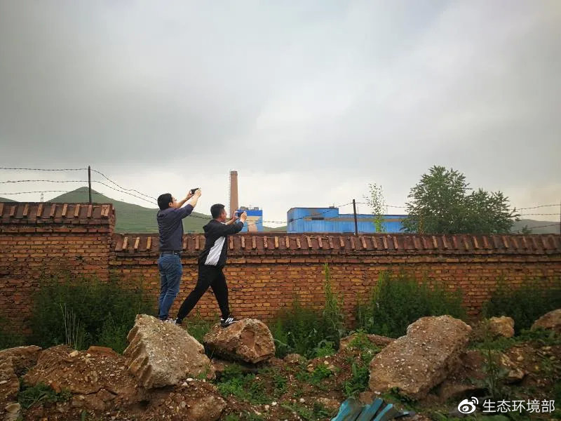 中央第六生态环境保护督察组在青海省西宁市甘河工业园现场检查企业废气排放情况