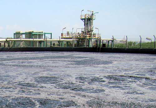 与安庆炼油厂方案类似的西门子污水处理系统，近景是曝气池，背景是WAR系统