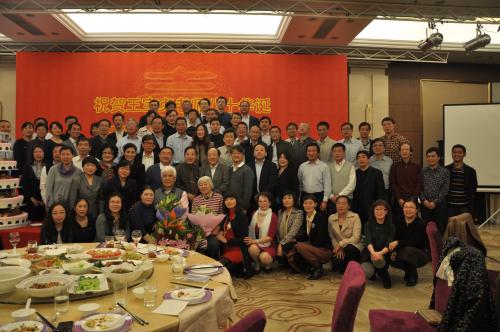 王宝贞80岁生日聚会与学生和家人们合影