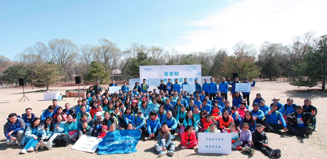 参与赛莱默2015世界水日蓝色长走活动的伙伴、朋友集体合影.JPG