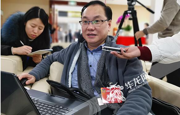 住渝全国政协委员,重庆市生态环境局副局长余国东接受记者采访.