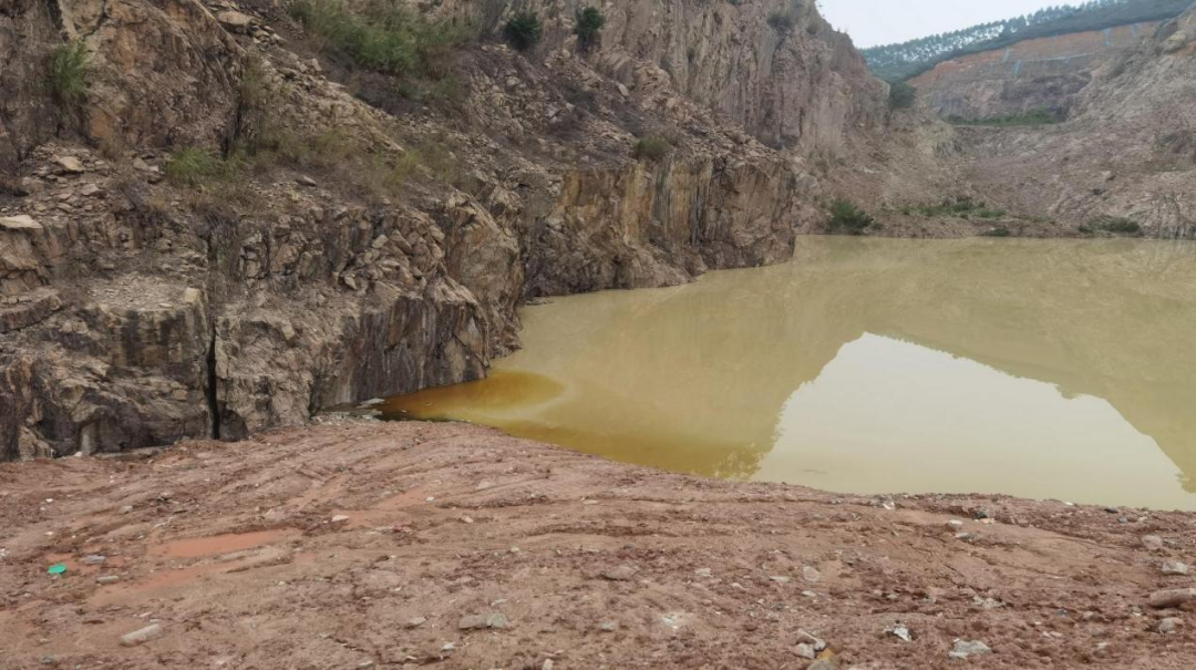 图2  2021年4月，督察组暗查时用无人机拍摄的利维石场受污染矿坑积水，水体呈黄绿色，散发明显臭味