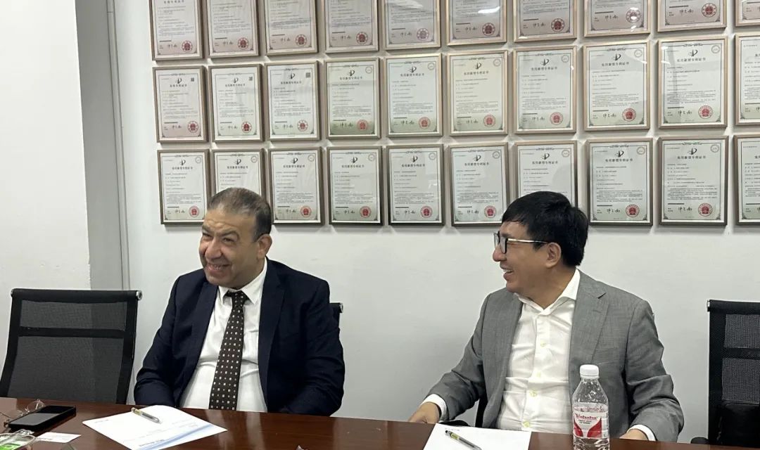 洽谈阿方.jpg
